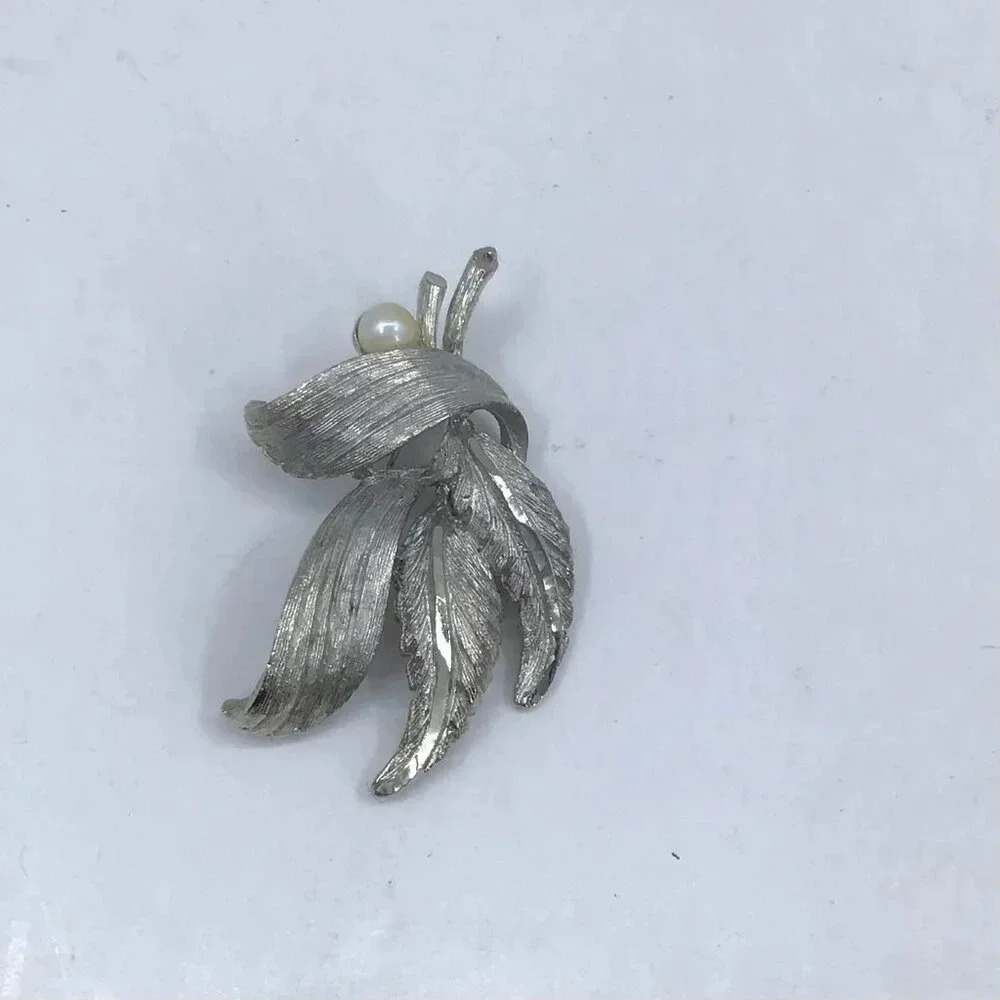 Vintage 1950s BSK Woolworth's Brooch Pin Silver Tone Leaves Feathers Faux Pearl - Picture 2 of 11